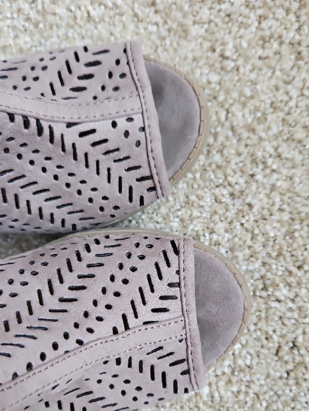 Cupid Size 8.5 Taupe Perforated Peep-Toe Block Heel Sandals - Picture 9 of 12